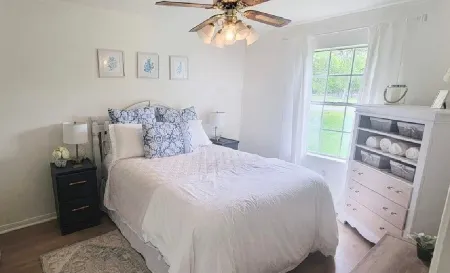 Peace, luxury and fishing under 100 year old oaks