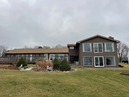 Spacious Bayside Retreat in Door County. All the views and not the traffic.