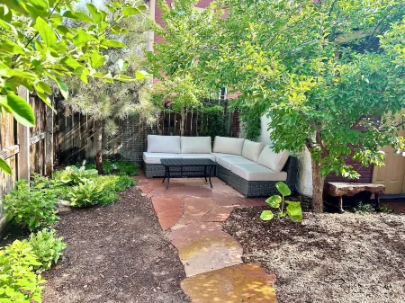 Downtown Carbondale Duplex with Enclosed Yard, no cleaning fee