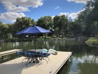Beautiful Farmhouse Waterfront Cove with Dock and Hot Tub.