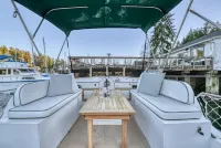 Historic Charming Boat in Downtown Harbor