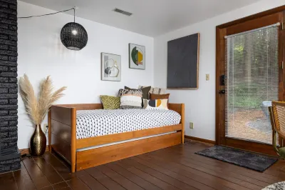 Stylish 1 bedroom cottage along the Mississippi River Hotels near Genoa Park