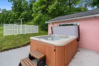 Corky's - Sleeps 8/Hot Tub/Golf Views in the Heart of Mohican State Park!