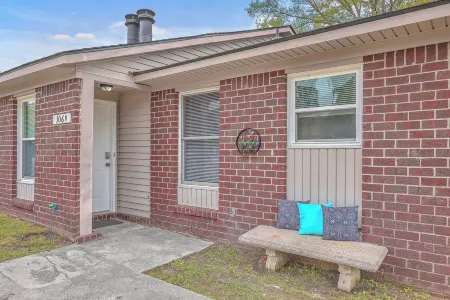 Relax Near Downtown Charleston and Beaches Отели в г. Berkeley County