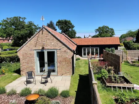 Spacious barn, seals, seaside walks and Broads National Park