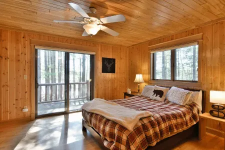 Family Retreat with Privacy and Comfort on Middle Eau Claire Lake. Fast Wifi! Отели в г. Барнс