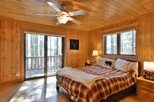 Family Retreat with Privacy and Comfort on Middle Eau Claire Lake. Fast Wifi! Các khách sạn ở Barnes