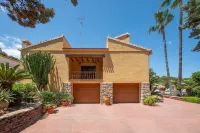 Spectacular villa with pool and private tennis court150 meters from the sea