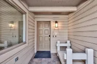 Lakefront Townhouse-Comfortable! Convenient! Updated! Awesome!