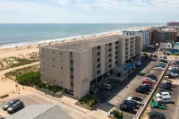 Oceanfront condo - sunrise views, direct beach access & pool - con encanto