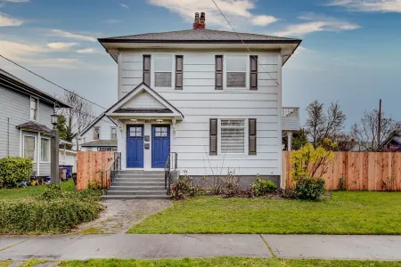 The Pine House: Unit B (near 6th Ave, UPS, UW, and Point Ruston)