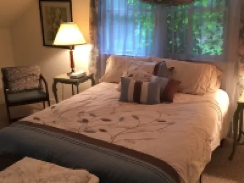 Tappan Lake Area: Sunny, peaceful Cottage with Fishing Pond on 13 Gorgeous Acres Hotels in Harrison County