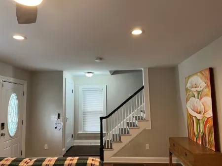 Castle style brick house with 2 car garage Отели рядом с достопримечательностью «Франклин Парк Консерватори энд Ботаникал Гарденс»