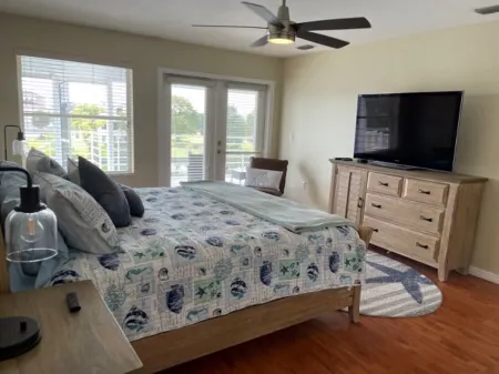 Hibiscus Beach House your vacation home loaded with amenities Отели в г. Эрнандо-Бич