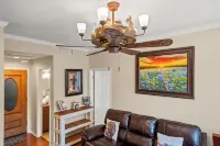 Elegant, Quiet, and Beautiful Rustic Home Blocks from UT and Downtown