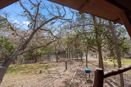 22 miles to Round Top, 3/2 w/ trailer parking, relaxing cozy cabin w/ lake, wifi