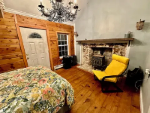 Historic home nestled in the heart of horse and wine country. Kids/pet friendly!