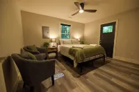 Valley Overlook - Cozy 2BR Cabin near Blossom Music Center -Peninsula, Ohio