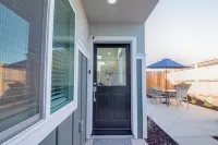Luxe Hideaway: Private Patio, BBQ, Wineries, 20 Min to Beaches, King Bed