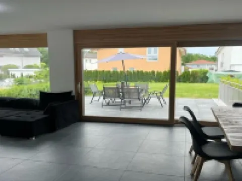 Moderne Ferienwohnung, Platz für 6 Gäste - 2 Schlaf-/ Wohn-/badezimmer, Terrasse Hoteles en Singen