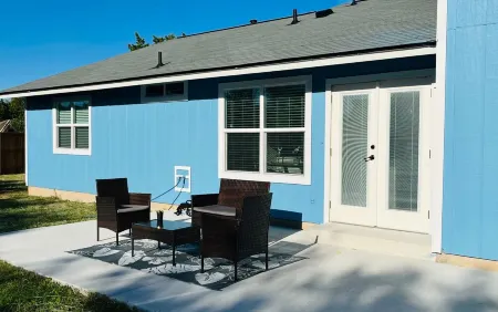 New Stylish Family Friendly Home Near Community Pool and Park in NW Austin Отели в г. Сидар Парк