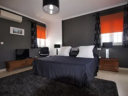 Luxury villa with swimming pool, internet + 3 baths