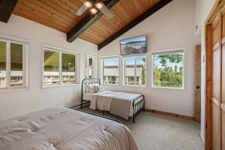 5BR/3BA Lakeside Escape –Walkable to Downtown Sandpoint & Minutes to Schweitzer