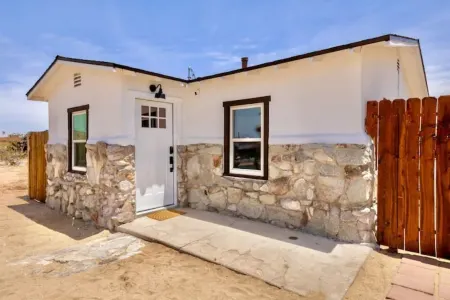 Jacuzzi-Hammocks-Mountain View-Office-Historic. The Cozy Coyote