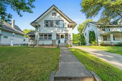 Craftsmen Style Home near campus and downtown Hotels near Fountain of the Four Seasons