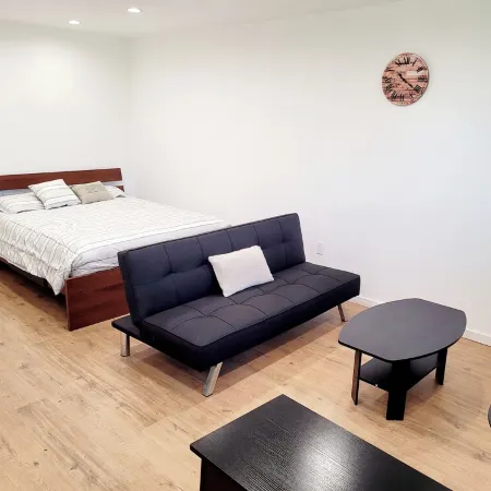 Cozy guest house close to Warner Brothers, Universal Studios, Burbank Airport