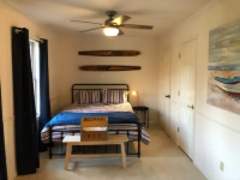 Beautiful Large Home Minutes from Lake Anna with Games & Hot Tub!!