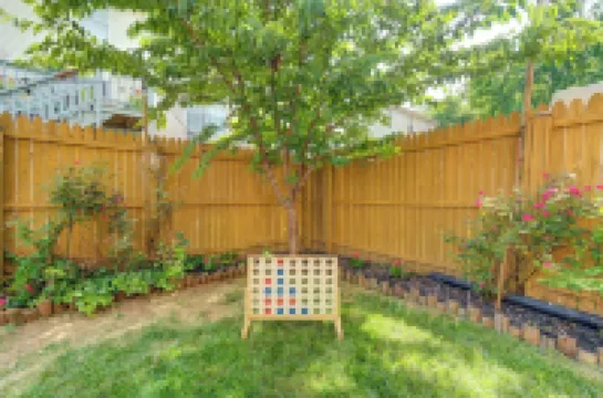 Walk to Beach! King Bed & Free Beach Passes