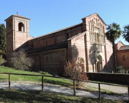 Isolated on hill, flat with terrace,garden among romanesque art,quiet,nature Hotels in Cocconato