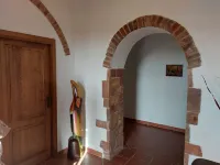 Spacious apartment strategically located for visiting Siena and province Hotels in Sovicille