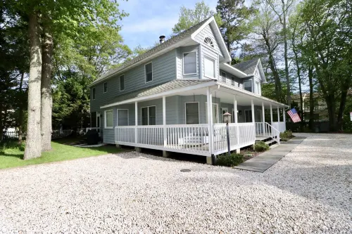 ONLY A 7 MINUTE WALK TO THE BEACH! Hotels in Bethany Beach