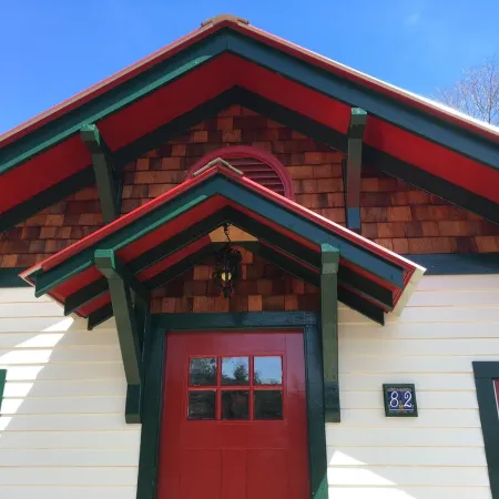 Beautiful cottage on quiet country road walking distance to charming North Creek