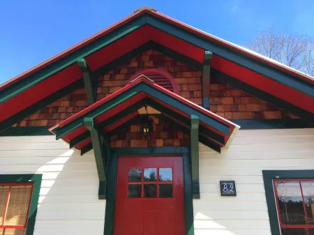 Beautiful cottage on quiet country road walking distance to charming North Creek