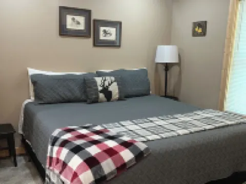 New Cabin on Private Lake with Hot Tub, Gas Grill, Fire Pit & Swings Hotels in Sequoyah County