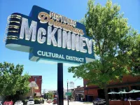 5 min. stroll to Downtown Mckinney! Family & Pet Friendly Cottage