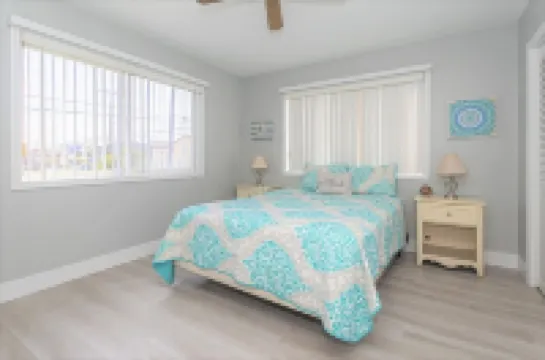 4 bdrm , 2 bath beach house 1 1/2 blocks from beach!