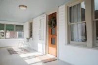 Elegant Family/Pet Friendly Cottage in Coveted Clark Park