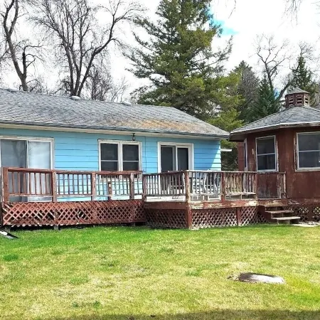 2 BR. cabin w/ 150' lakeshore on Big Stone Lake.  Property has gorgeous views!