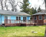 2 BR. cabin w/ 150' lakeshore on Big Stone Lake.  Property has gorgeous views!