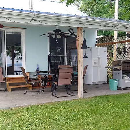 Cozy All Season Bungalow right on the Lake  wine and brewery trail.