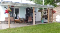 Cozy All Season Bungalow right on the Lake  wine and brewery trail.