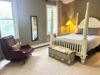 4 bed/3 bath huge house, 1.5 blocks to beach/town, hot tub/game rm, dog friendly