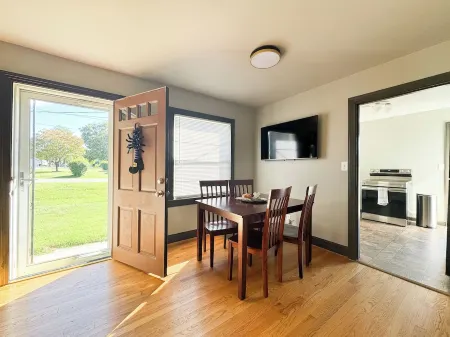 More Space than Hotel -- King Bed/ Bunk Bed / Laundry - 29mi to Nashville