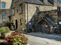 Appartement Centre Ville Dans une Authentique Demeure Bretonne du XVI ème CIGLESS ( CIKLUBB ) St Pol附近的飯店
