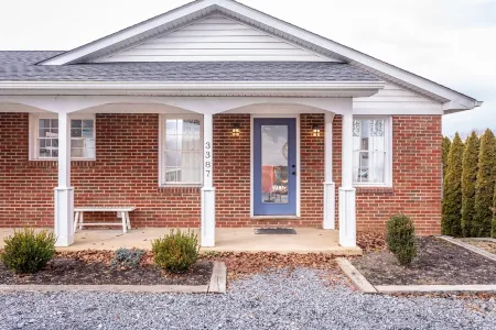 Family friendly house close to college campuses, hiking, Massanutten, and more.