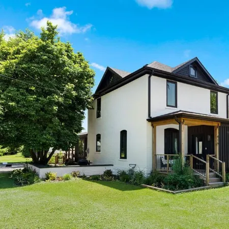 Breezy Chic: Fresh Spring Vibes at The Modern Oak walkable to town!
